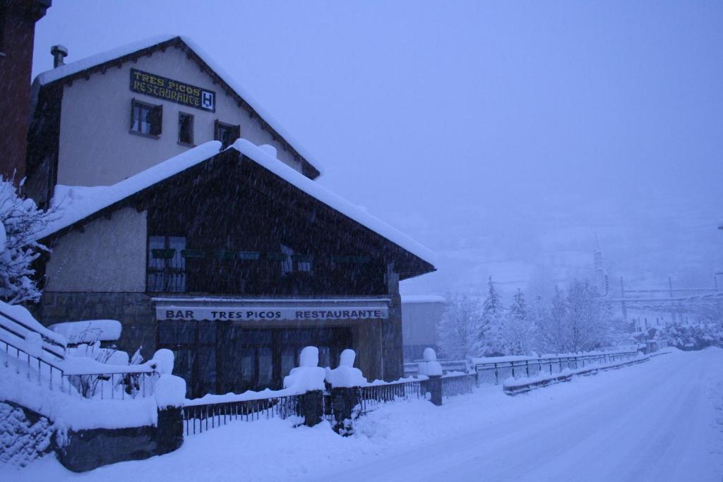 Hotel Tres Picos Eriste Zewnętrze zdjęcie
